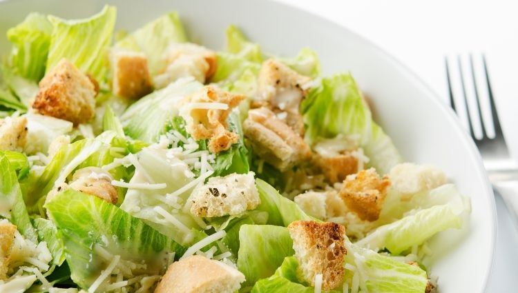 Salad là món ăn dễ chế biến và không có nhiều dầu mỡ